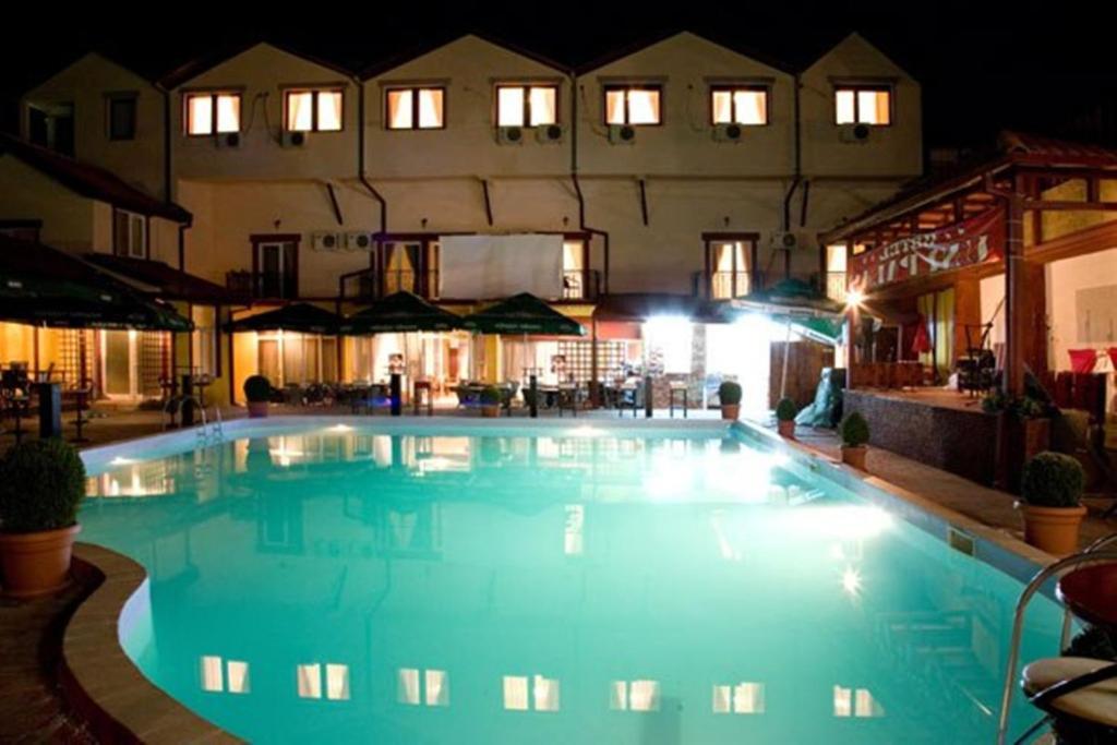 Hotel Uni Palas II Kavadarci Esterno foto