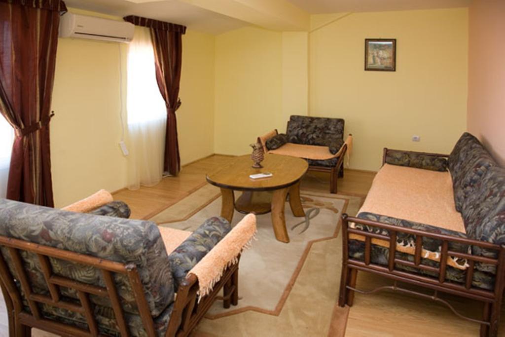 Hotel Uni Palas II Kavadarci Esterno foto